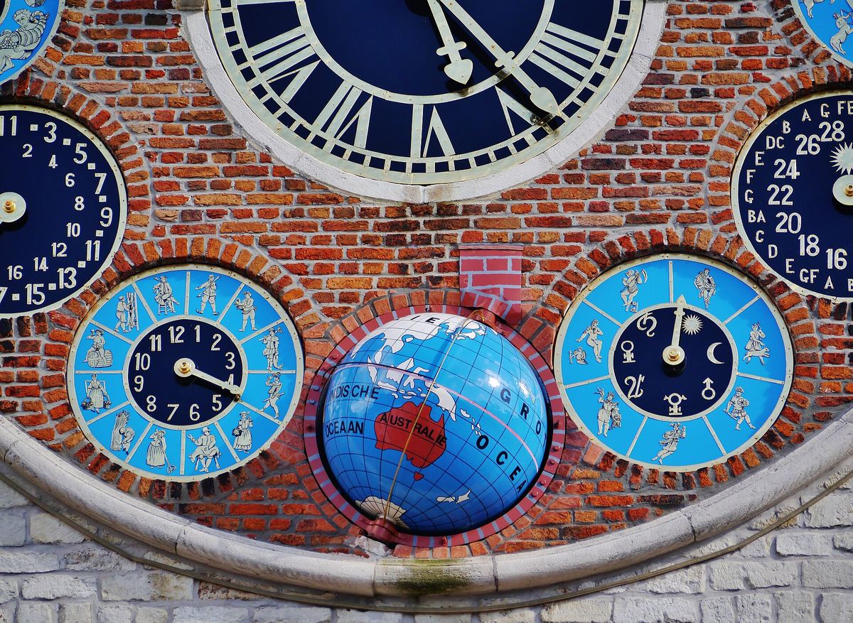 De astronomische klok van de Zimmertoren in Lier met blauwe wijzerplaten en een wereldbol